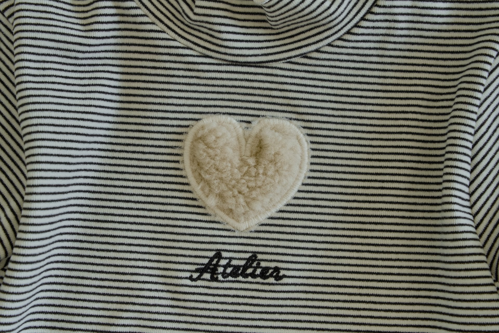 [momo ann] Milk heart frill tops