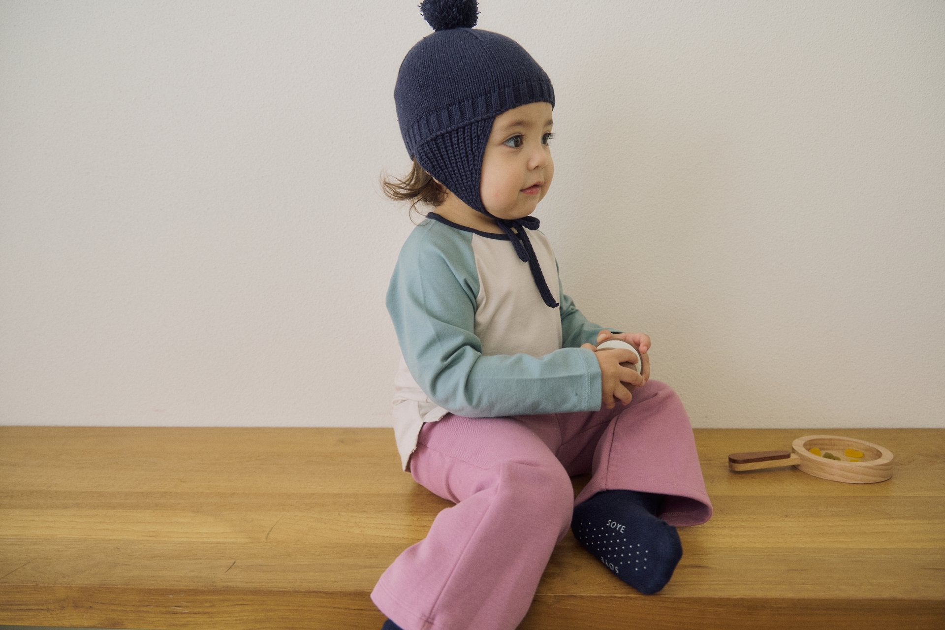 [soye] Shy Bebe Raglan Tee