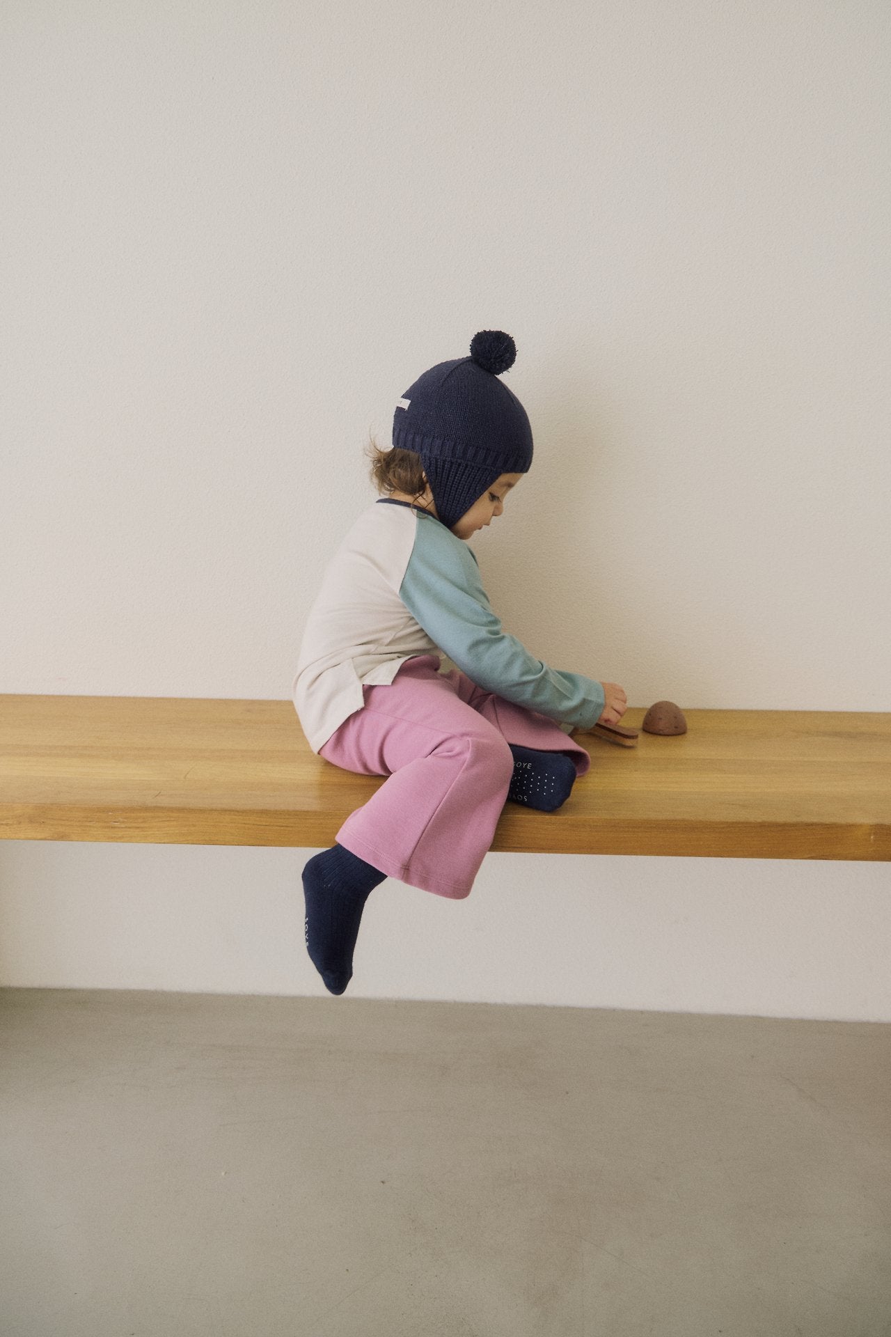 [soye] Shy Bebe Raglan Tee