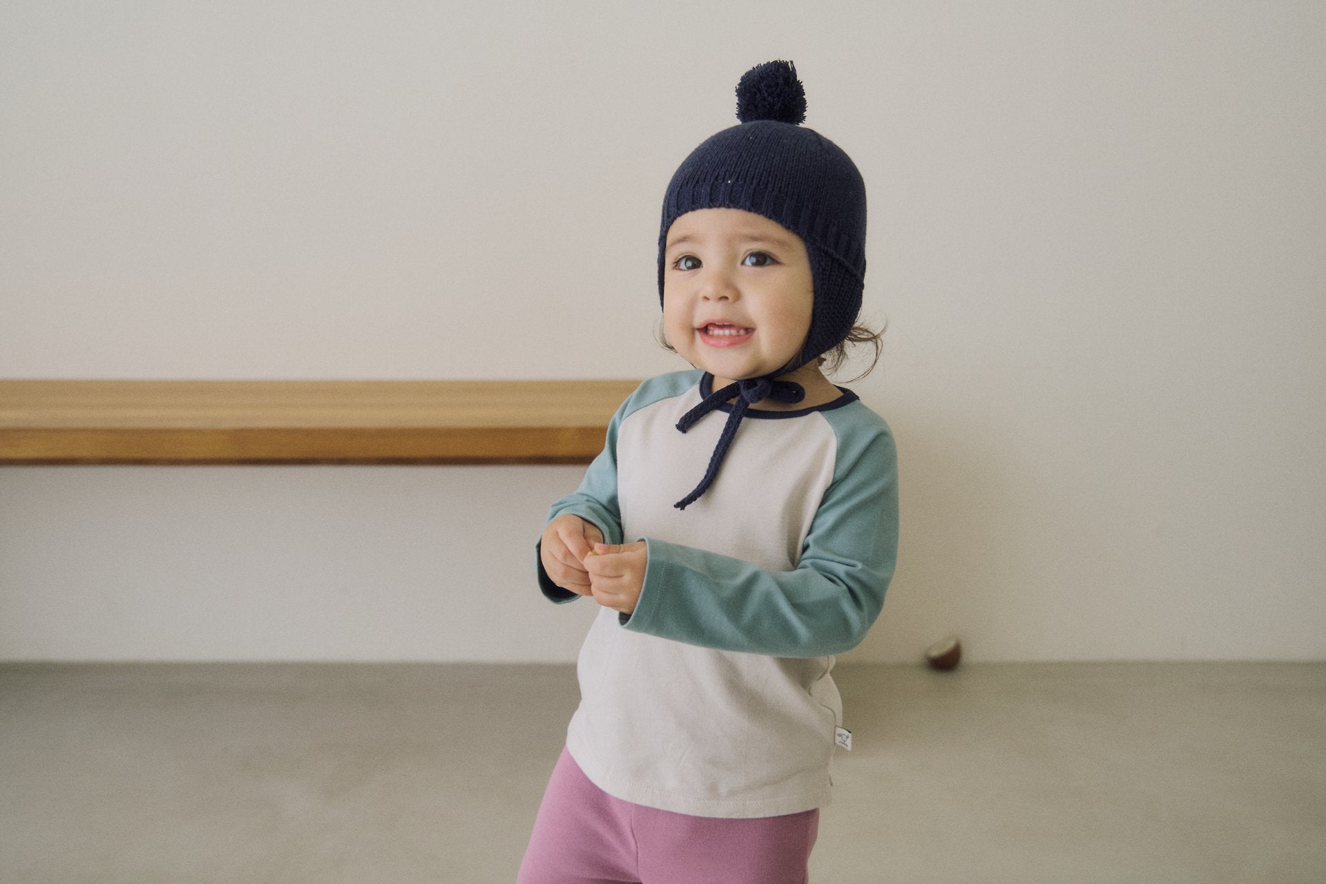 [soye] Shy Bebe Raglan Tee