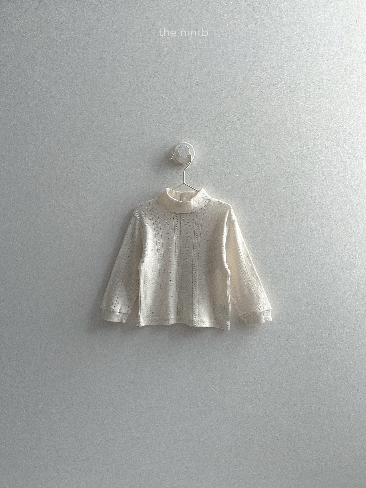 [minirobe] Eyelet turtleneck tee