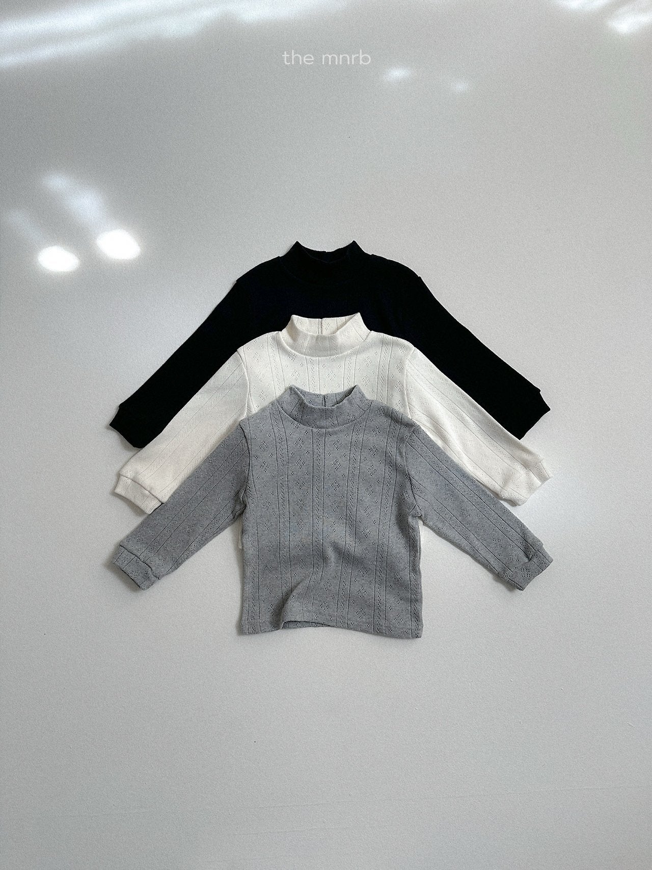 [minirobe] Eyelet turtleneck tee