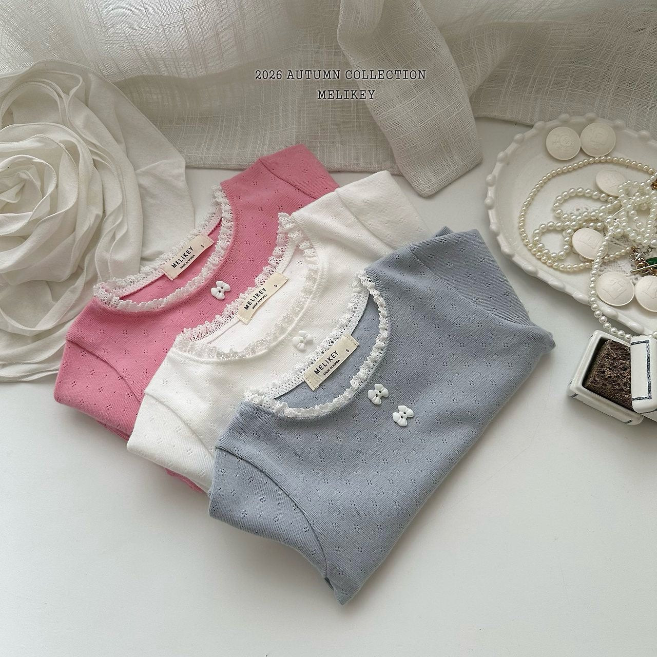 ［Melikey］Ribbon button lace tee