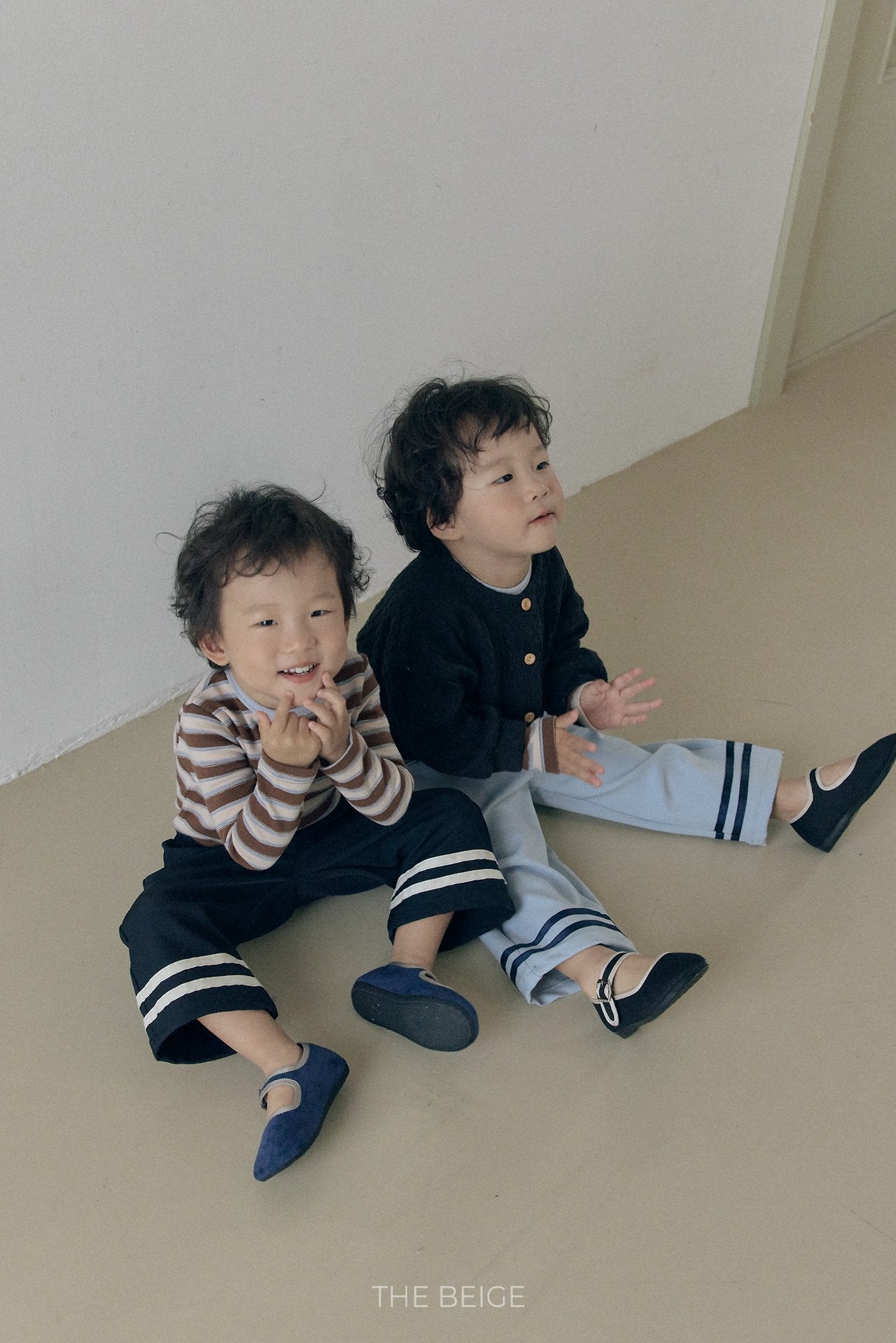［The beige］Tape Line Pants