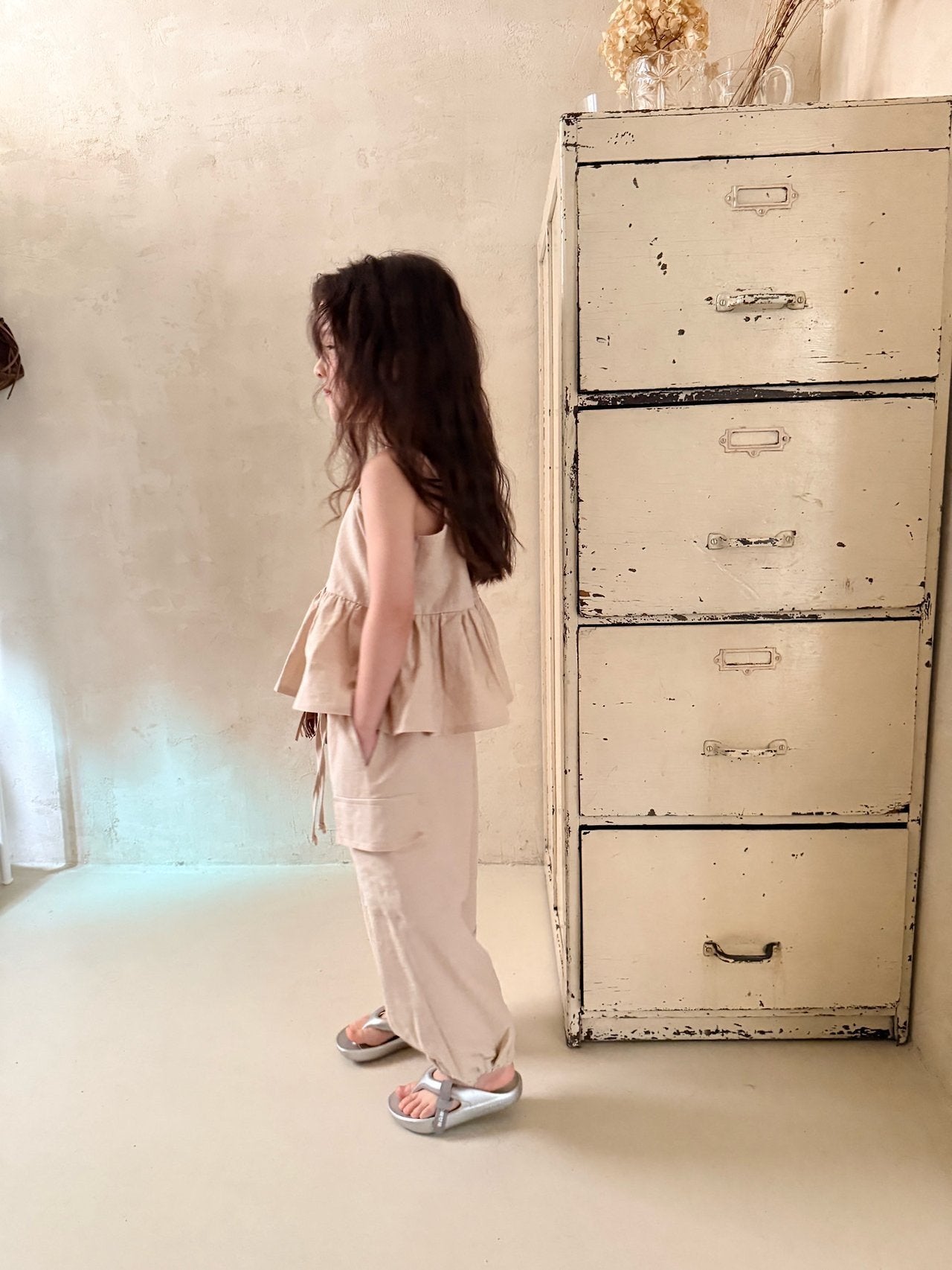 ［comma］Linen frill camisole blouse