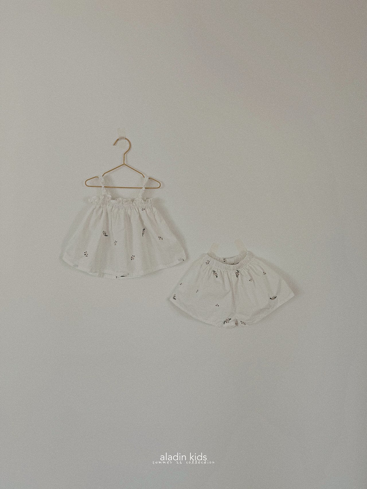 ［aladin］Embroidery sleeveless blouse