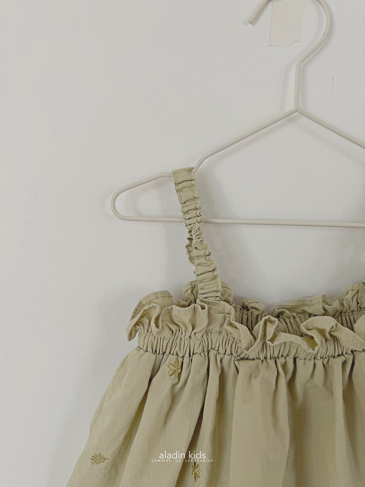［aladin］Embroidery sleeveless blouse