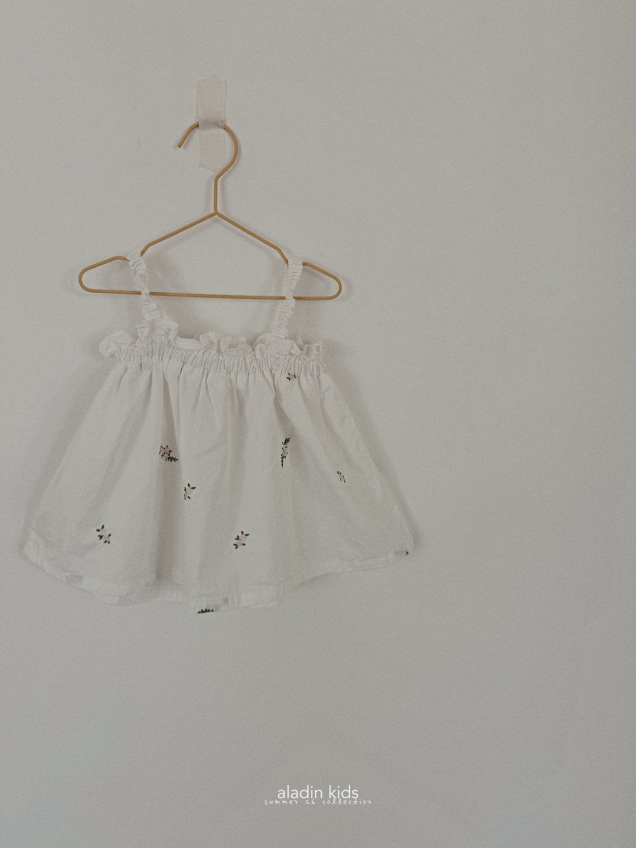 ［aladin］Embroidery sleeveless blouse