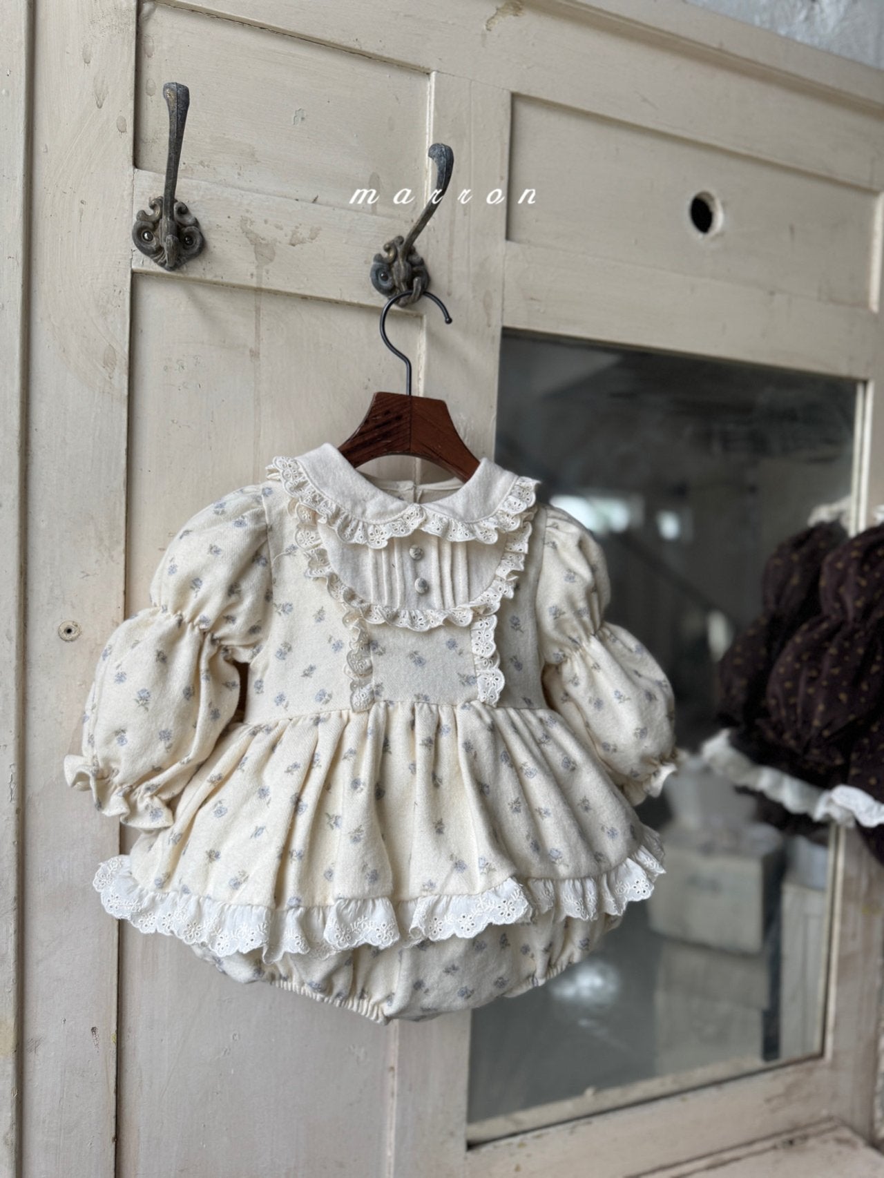 ［marron］Rose lace rompers