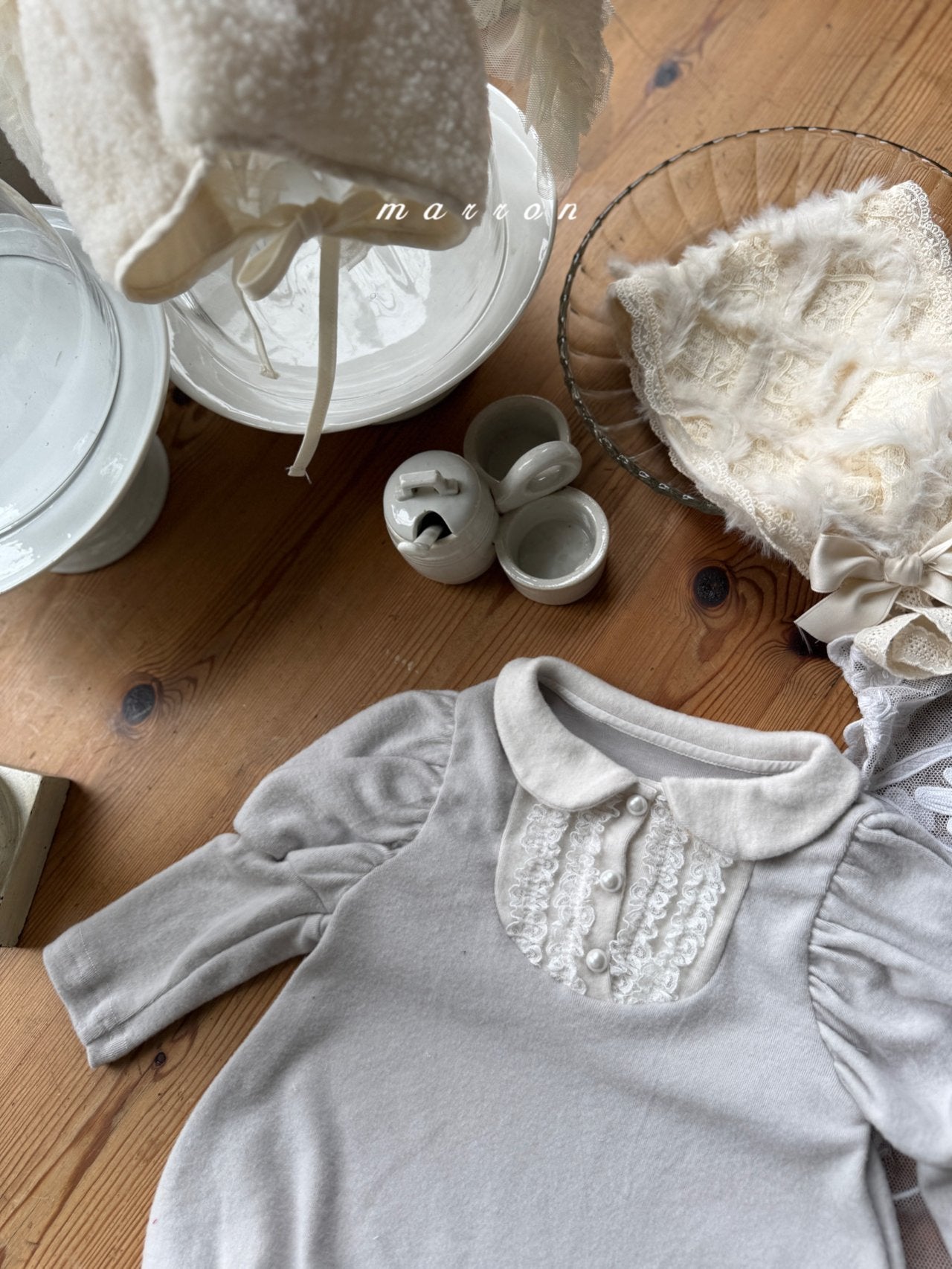 ［marron］Schwarz rompers