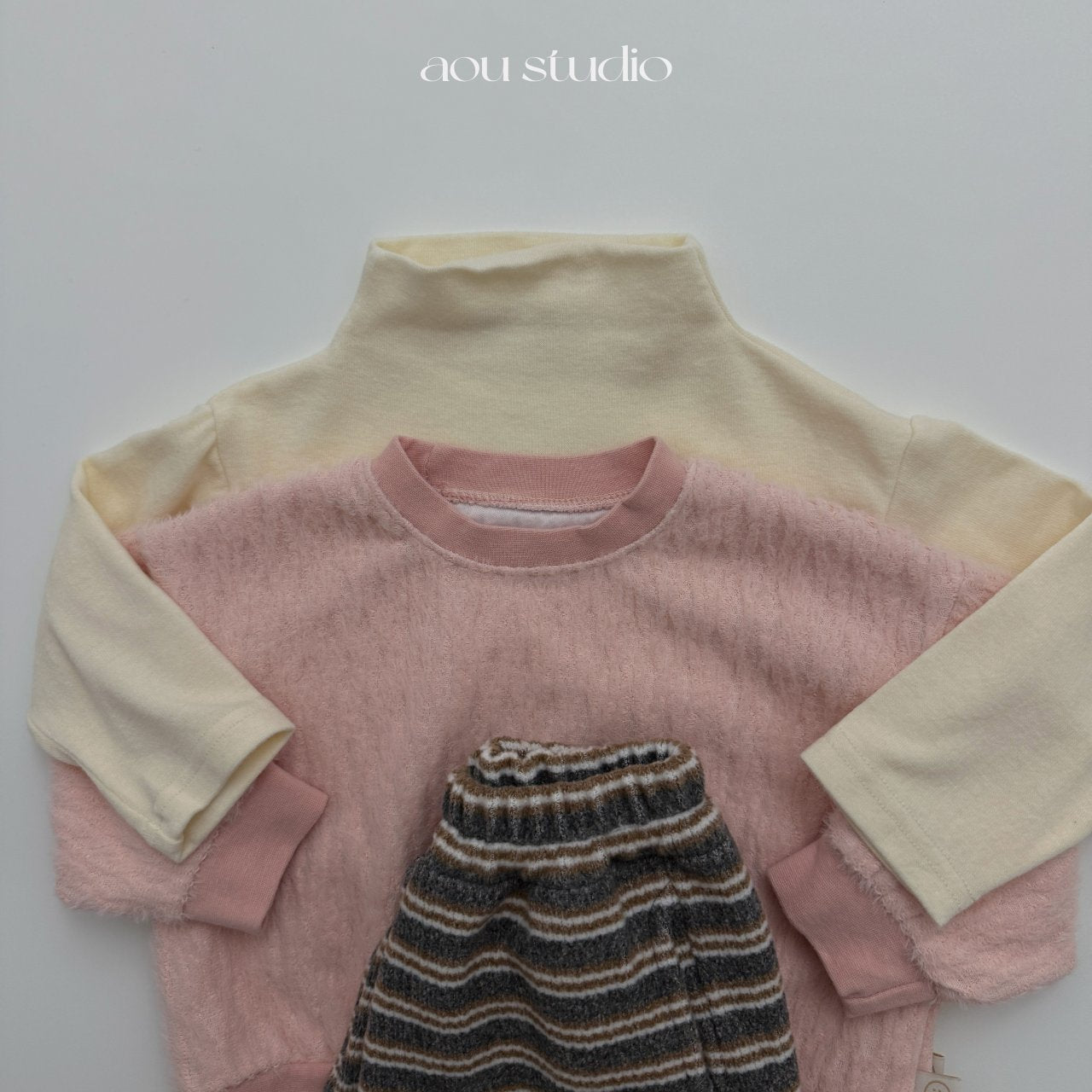 ［aou studio］Pompom mock neck