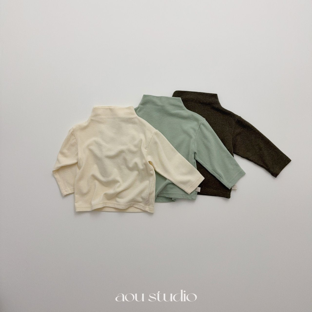 ［aou studio］Pompom mock neck