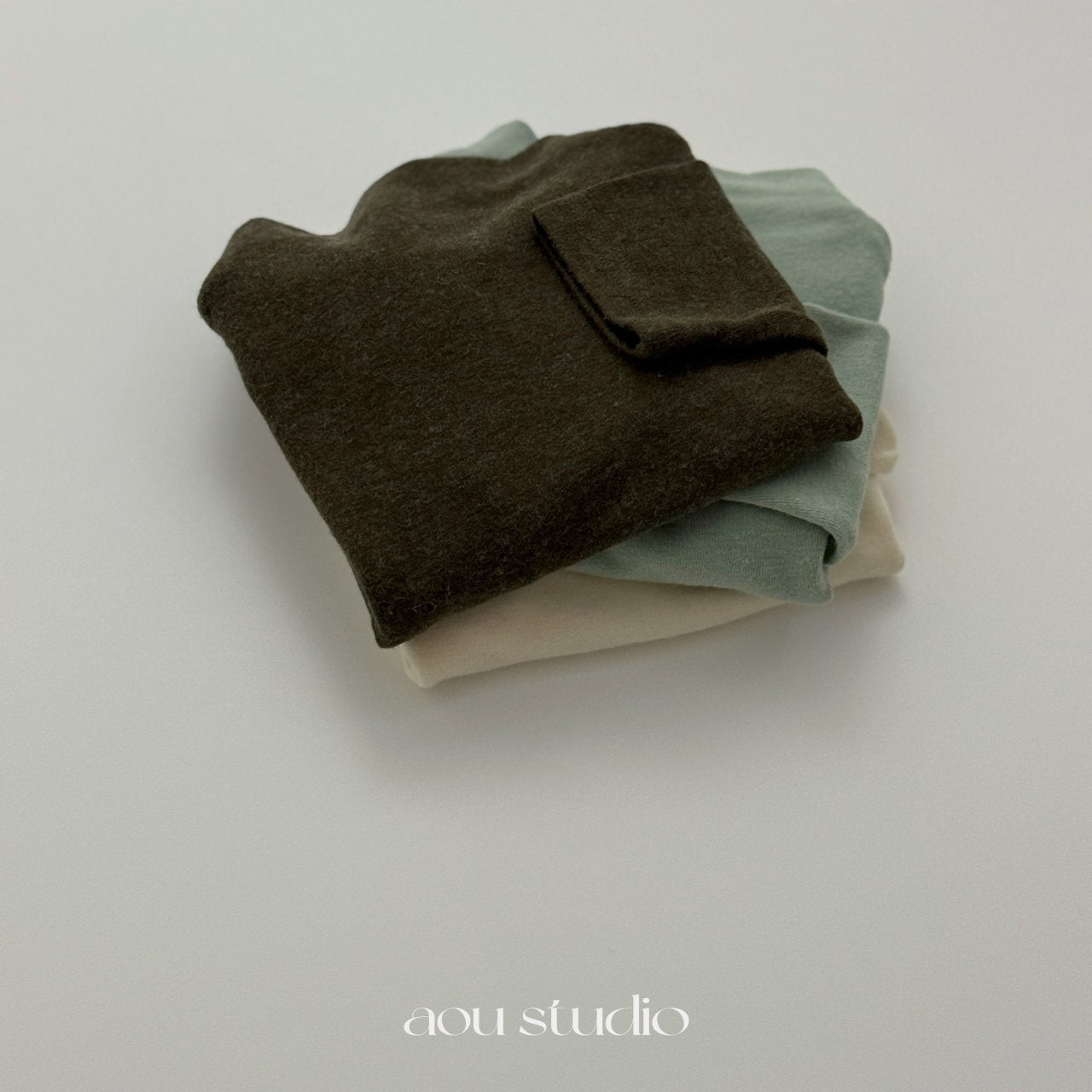 ［aou studio］Pompom mock neck