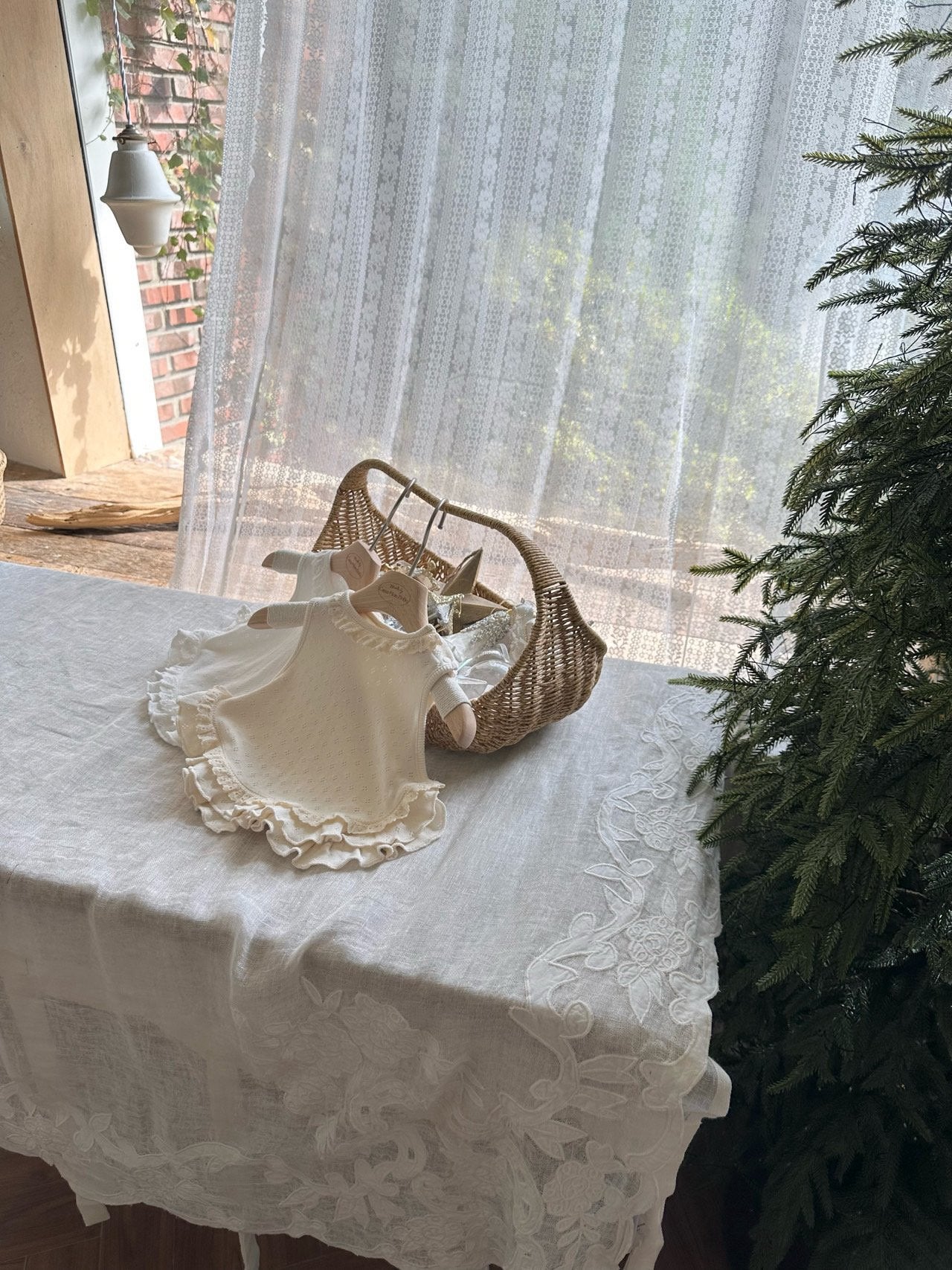 ［monbebe］Frill eyelet vest